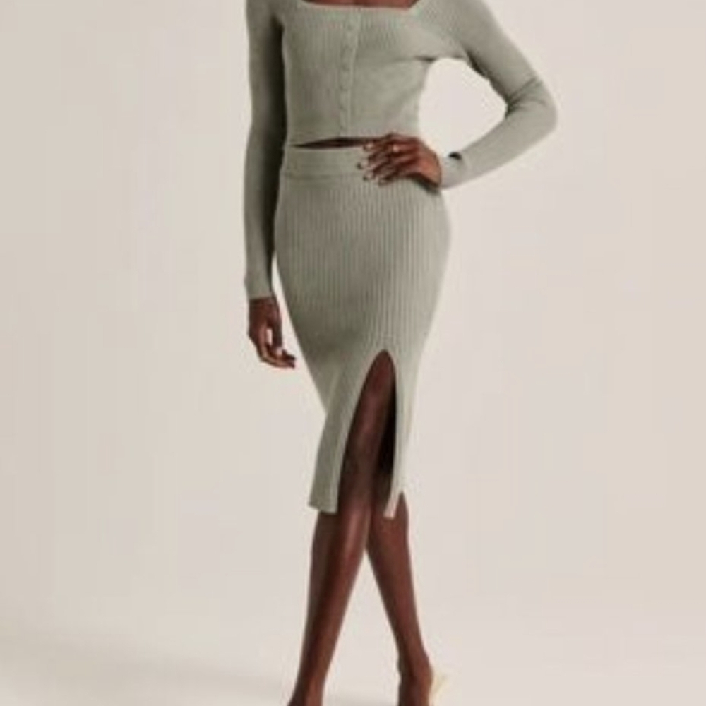 NWT. Abercrombie & Fitch Sweater Knit Ribbed Midi Skirt in Grey - XS Petite
